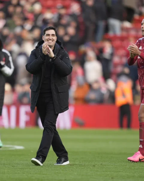 Andoni Iraola applaudisseert langs de zijlijn naast Liverpool-spelers tijdens een wedstrijd.