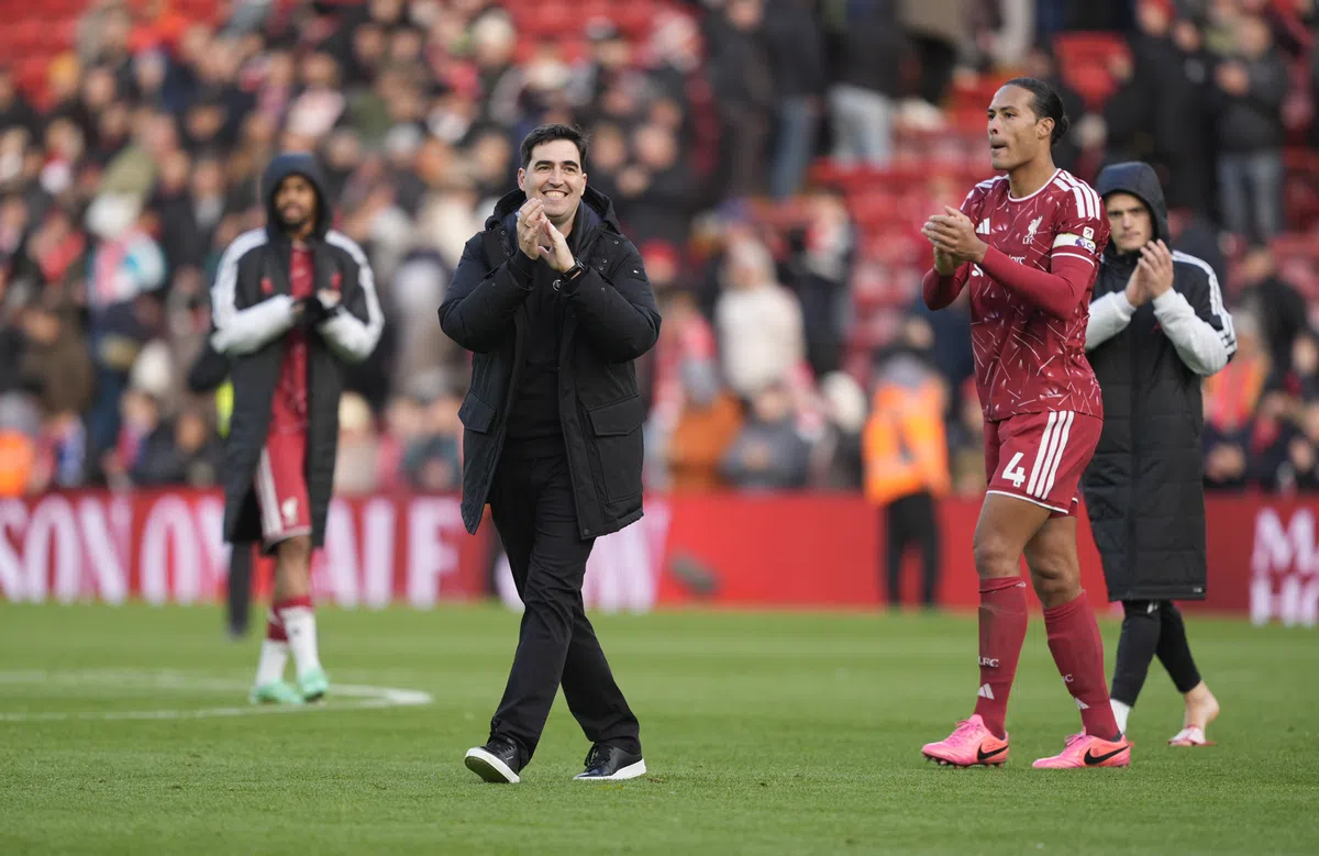 Andoni Iraola applaudisseert langs de zijlijn naast Liverpool-spelers tijdens een wedstrijd.