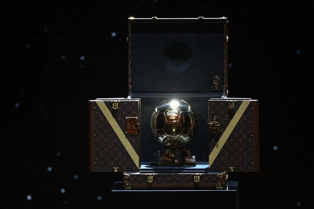 De Gouden Bal-trofee in een open presentatiekoffer op een donkere achtergrond.