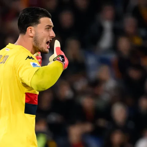 Justin Bijlow in een geel Genoa-keepersshirt op het veld tijdens een wedstrijd.