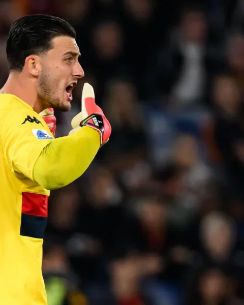 Justin Bijlow in een geel Genoa-keepersshirt op het veld tijdens een wedstrijd.