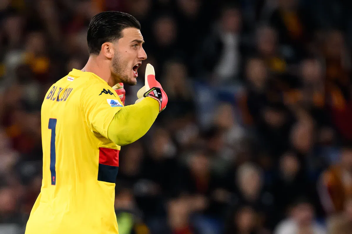 Justin Bijlow in een geel Genoa-keepersshirt op het veld tijdens een wedstrijd.