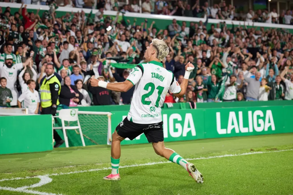 Yassir Zabiri viert een doelpunt in het stadion van Racing Santander.