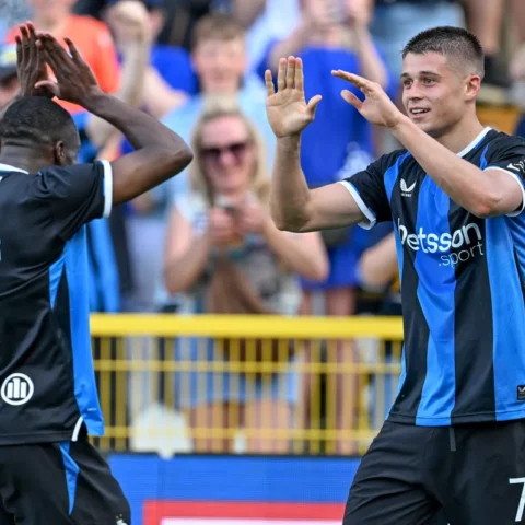 Carlos Forbs en Nicolò Tresoldi van Club Brugge vieren een moment op het veld.