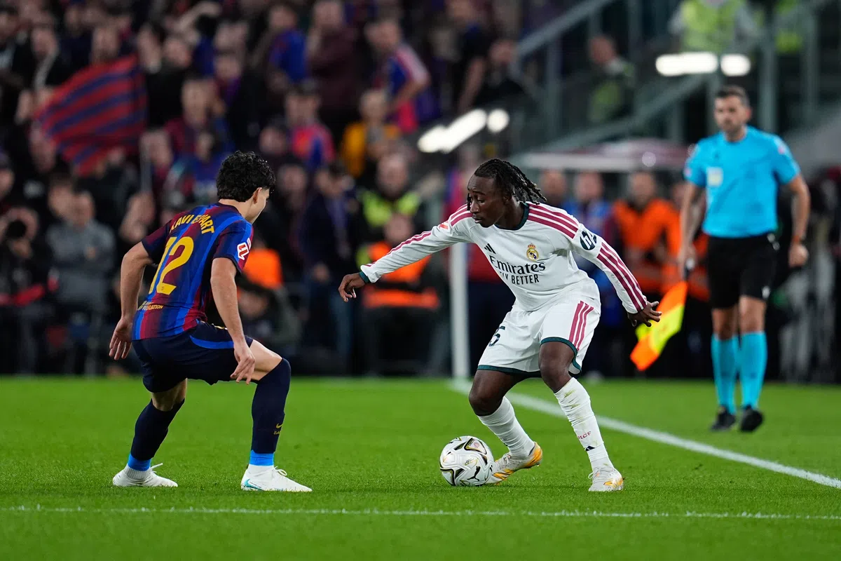 Een Barcelona-speler verdedigt tegen een Real Madrid-speler tijdens El Clásico.