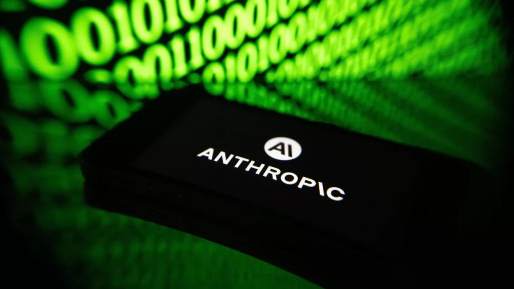 Anthropic-logo op een zwart oppervlak met groene, onscherpe cijfers op de achtergrond.