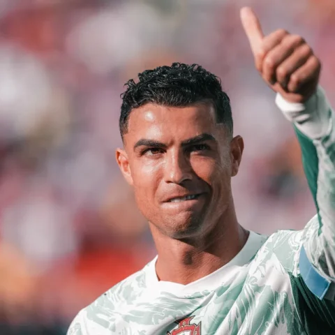 Cristiano Ronaldo geeft een duim omhoog op het veld.