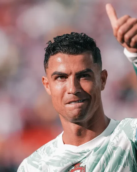Cristiano Ronaldo geeft een duim omhoog op het veld.