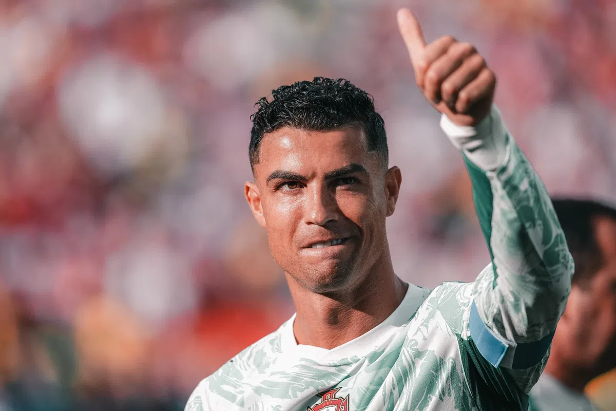Cristiano Ronaldo geeft een duim omhoog op het veld.