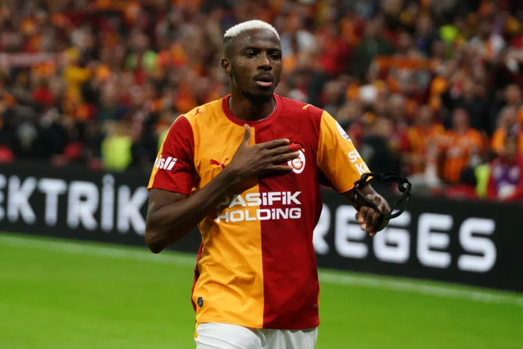 Victor Osimhen in Galatasaray-shirt op het veld tijdens een wedstrijd.