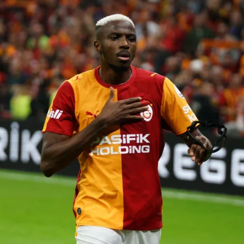 Victor Osimhen in Galatasaray-shirt op het veld tijdens een wedstrijd.