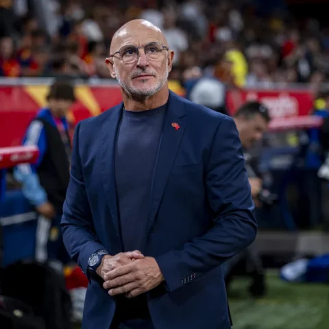 Luis de la Fuente staat langs het veld in een stadion.