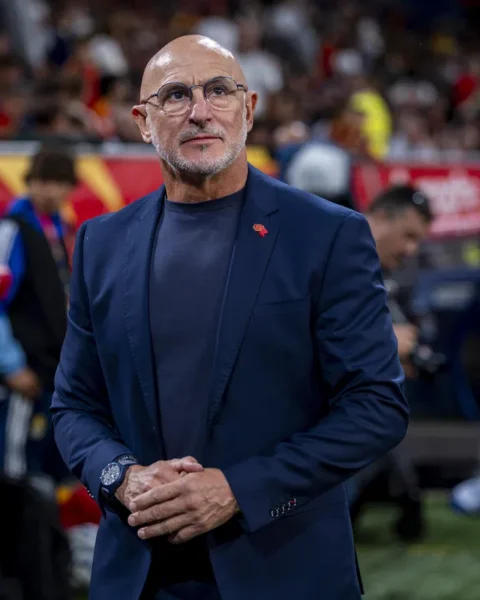 Luis de la Fuente staat langs het veld in een stadion.