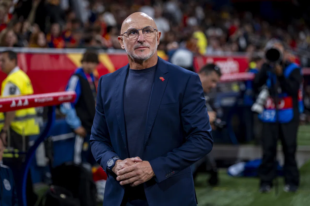 Luis de la Fuente staat langs het veld in een stadion.