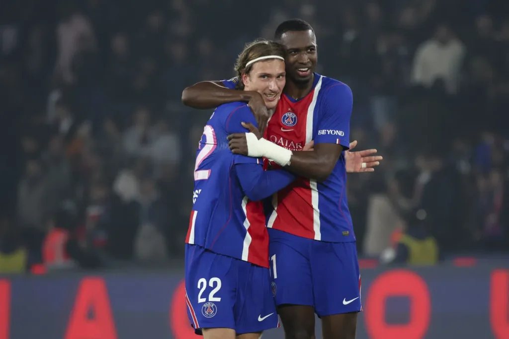 Twee PSG-spelers omhelzen elkaar na een wedstrijd.