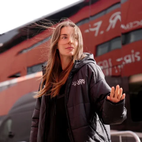 Alexia Putellas staat voor een gebouw met een London City-jack aan.