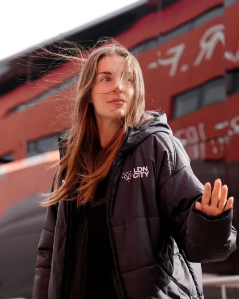 Alexia Putellas staat voor een gebouw met een London City-jack aan.
