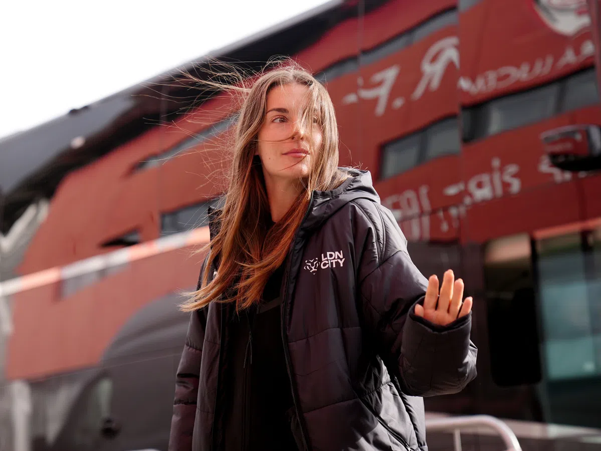 Alexia Putellas staat voor een gebouw met een London City-jack aan.