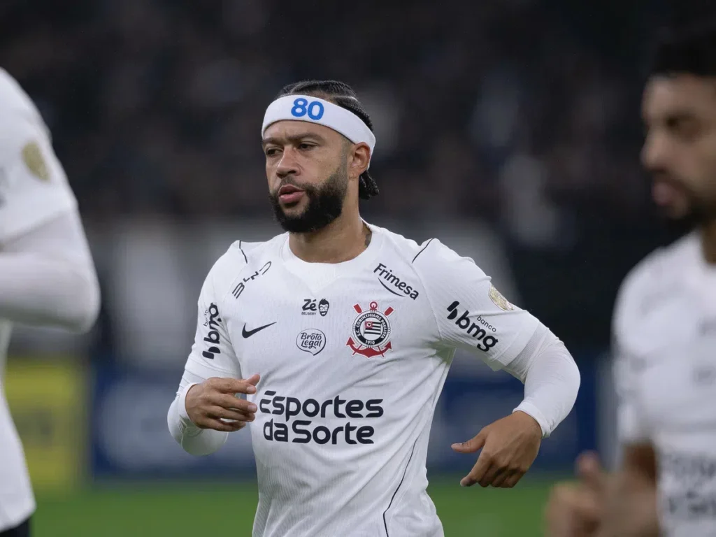 Memphis Depay in een wit Corinthians-tenue tijdens een wedstrijd.