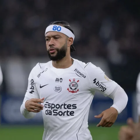 Memphis Depay in een wit Corinthians-tenue tijdens een wedstrijd.