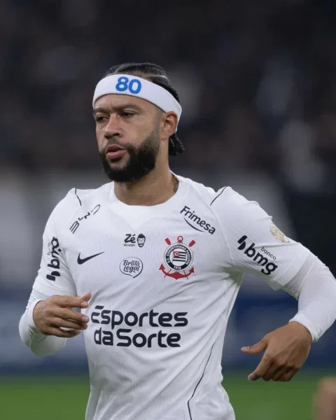 Memphis Depay in een wit Corinthians-tenue tijdens een wedstrijd.