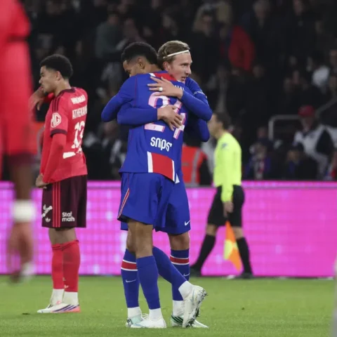 PSG-spelers omhelzen elkaar op het veld tijdens de wedstrijd tegen Lyon.