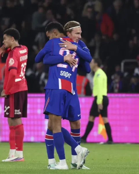 PSG-spelers omhelzen elkaar op het veld tijdens de wedstrijd tegen Lyon.
