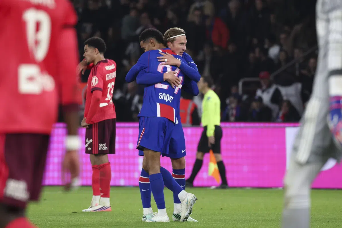 PSG-spelers omhelzen elkaar op het veld tijdens de wedstrijd tegen Lyon.