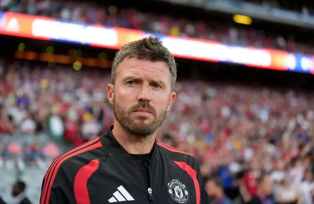 Michael Carrick staat in een stadion in een Manchester United-trainingsjack.