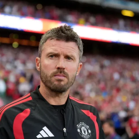 Michael Carrick staat in een stadion in een Manchester United-trainingsjack.