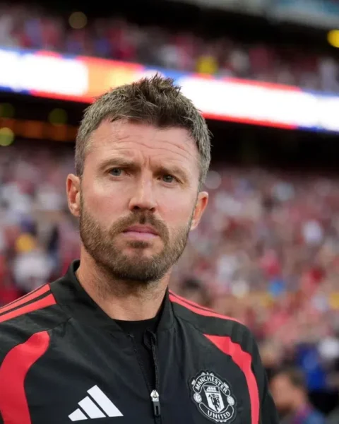 Michael Carrick staat in een stadion in een Manchester United-trainingsjack.