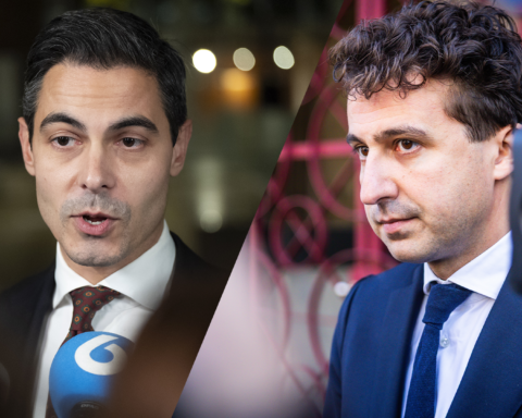 Jesse Klaver spreekt met journalisten voor de camera.