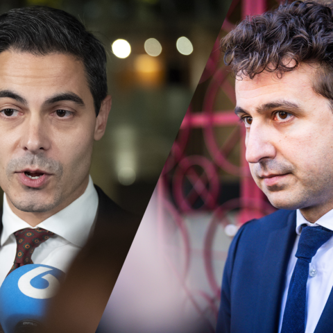 Jesse Klaver spreekt met journalisten voor de camera.