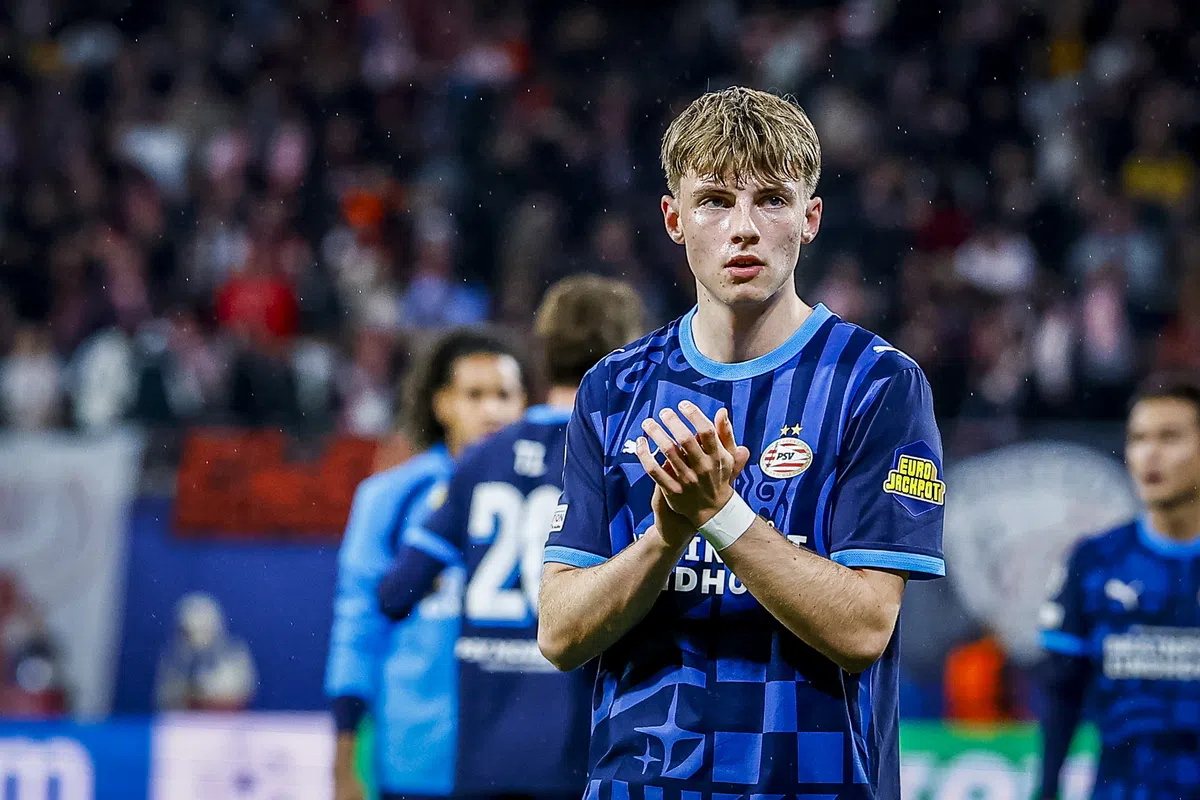 Een Jong PSV-speler in blauw tenue applaudisseert op het veld.