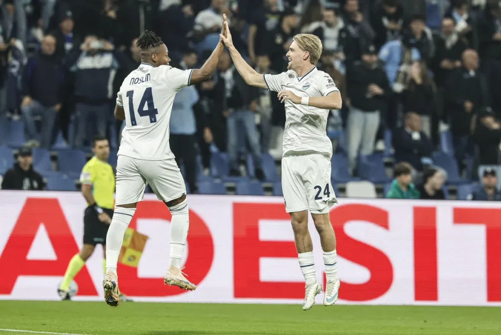 Twee Lazio-spelers geven elkaar een high five na een doelpunt.