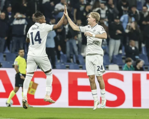 Twee Lazio-spelers geven elkaar een high five na een doelpunt.