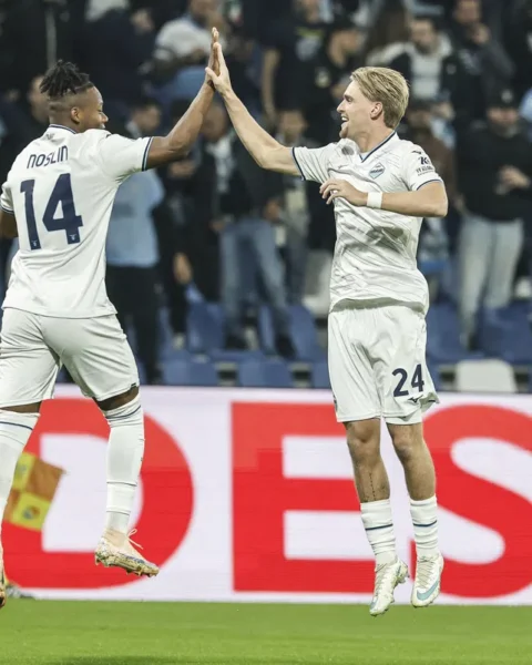 Twee Lazio-spelers geven elkaar een high five na een doelpunt.