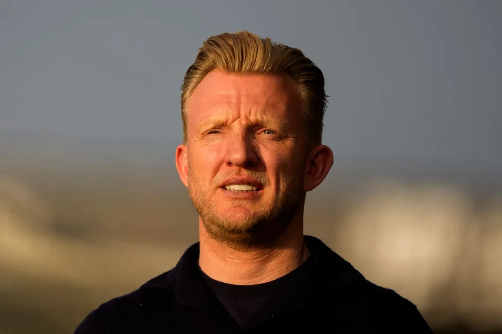 Portret van Dirk Kuijt in het avondlicht.