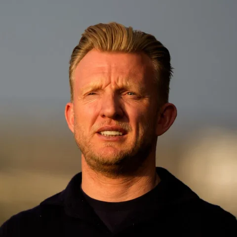 Portret van Dirk Kuijt in het avondlicht.