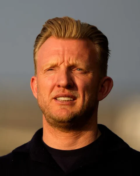 Portret van Dirk Kuijt in het avondlicht.