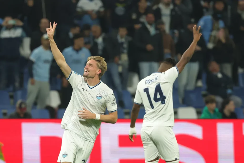 Twee Lazio-spelers vieren een doelpunt in het stadion.