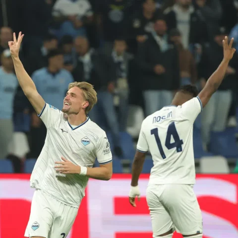 Twee Lazio-spelers vieren een doelpunt in het stadion.