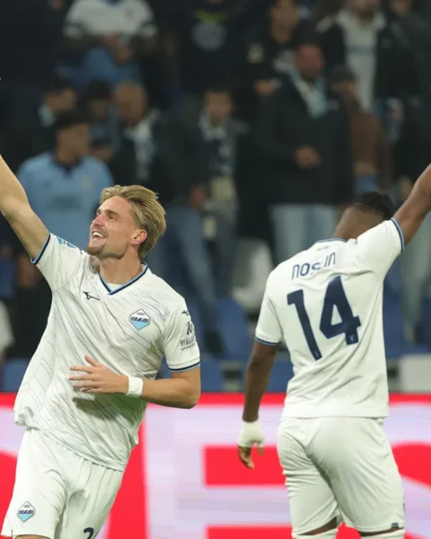 Twee Lazio-spelers vieren een doelpunt in het stadion.
