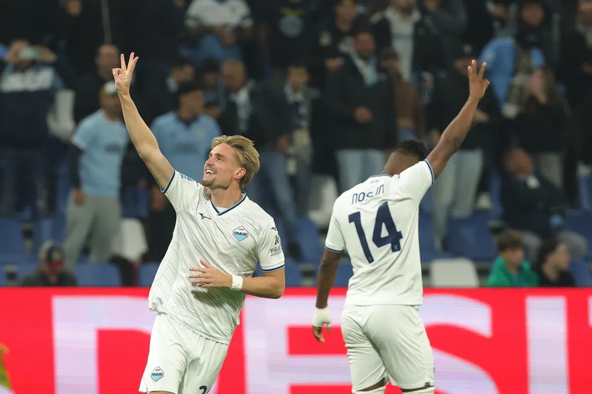 Twee Lazio-spelers vieren een doelpunt in het stadion.
