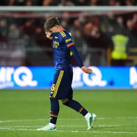 Arsenal-speler loopt teleurgesteld over het veld na een rode kaart.
