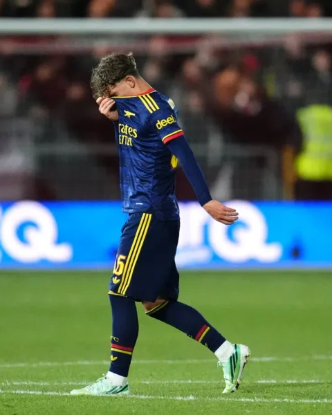Arsenal-speler loopt teleurgesteld over het veld na een rode kaart.