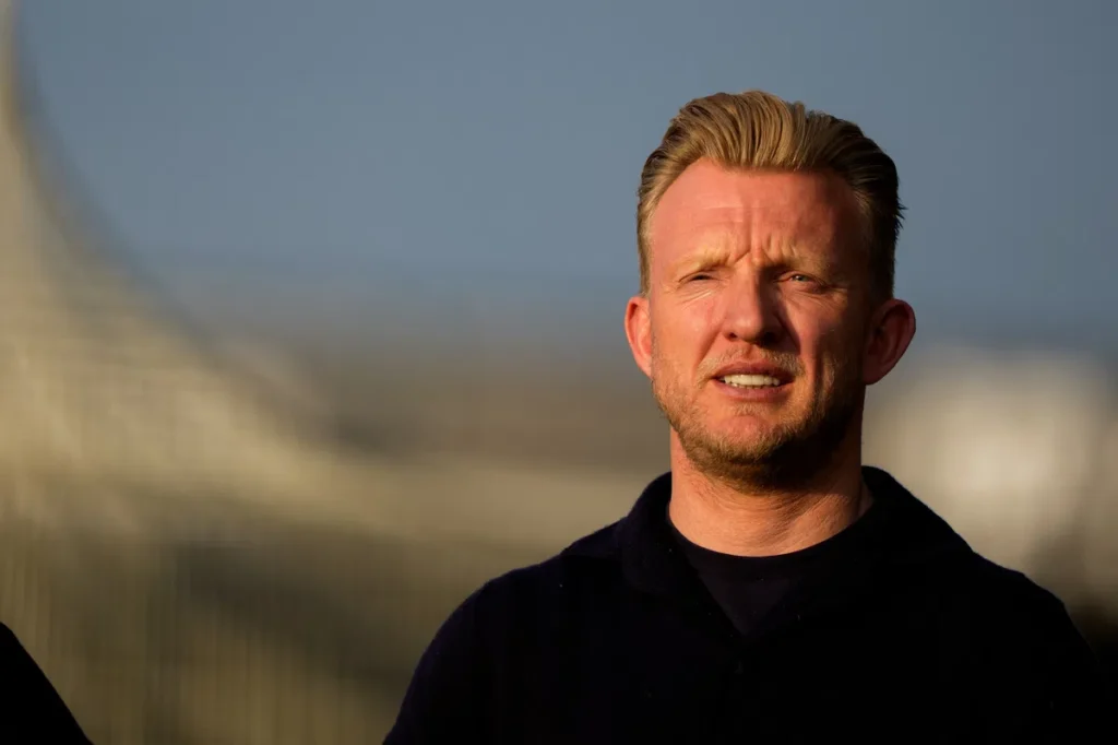 Portret van Dirk Kuijt in het zonlicht, buiten op een sportlocatie.