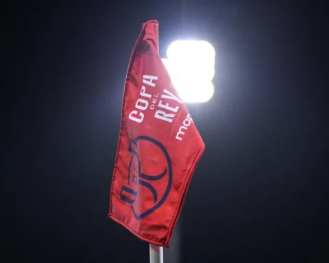 Rode cornervlag met Copa del Rey-opdruk in een stadion bij felle stadionlampen.