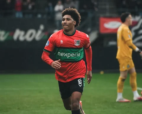 Noé Lebreton in het NEC-shirt op het voetbalveld.
