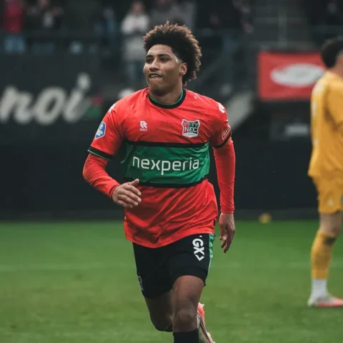 Noé Lebreton in het NEC-shirt op het voetbalveld.